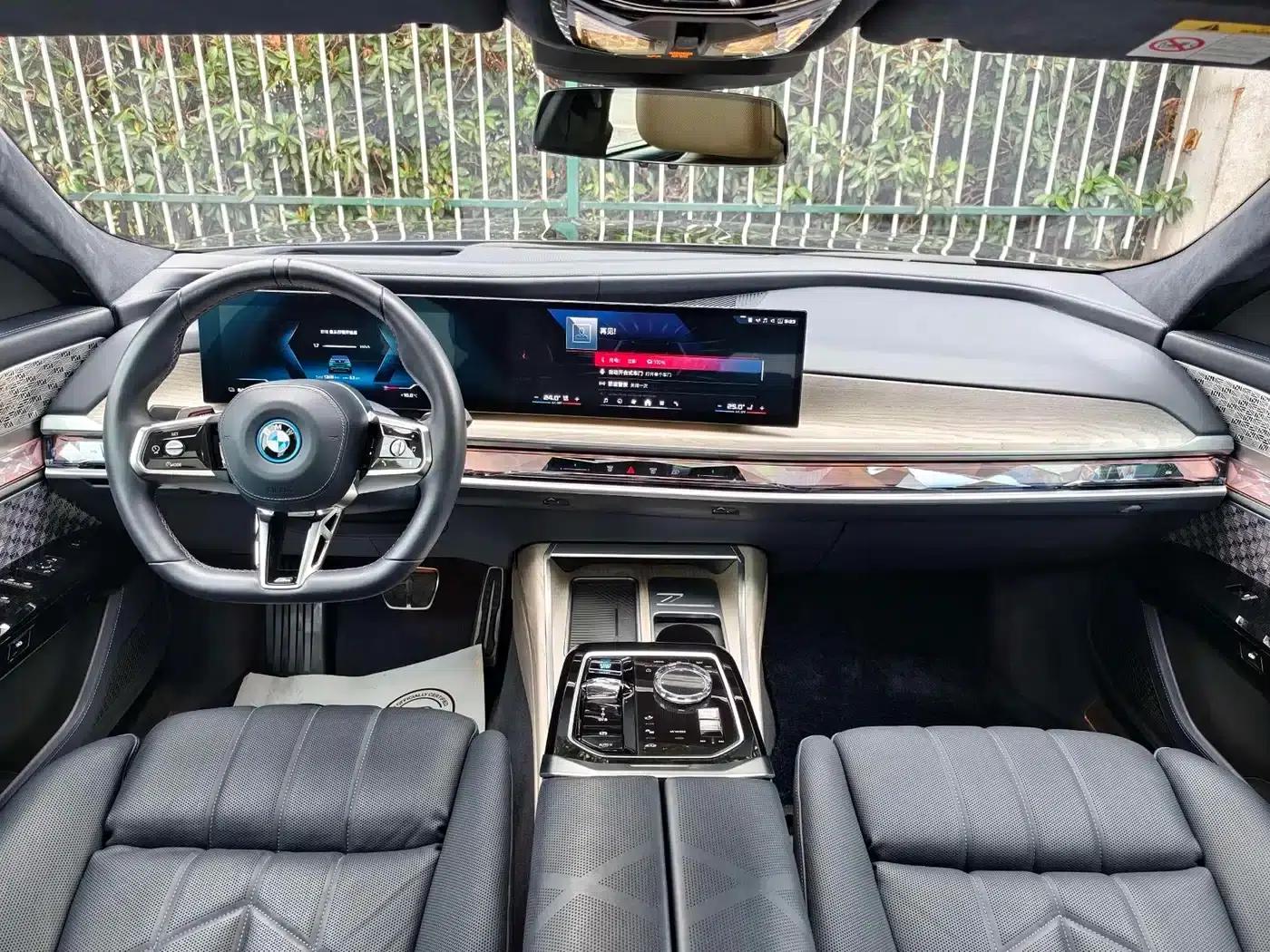 BMW i7 M70L 2023 Model — миниатюра 19