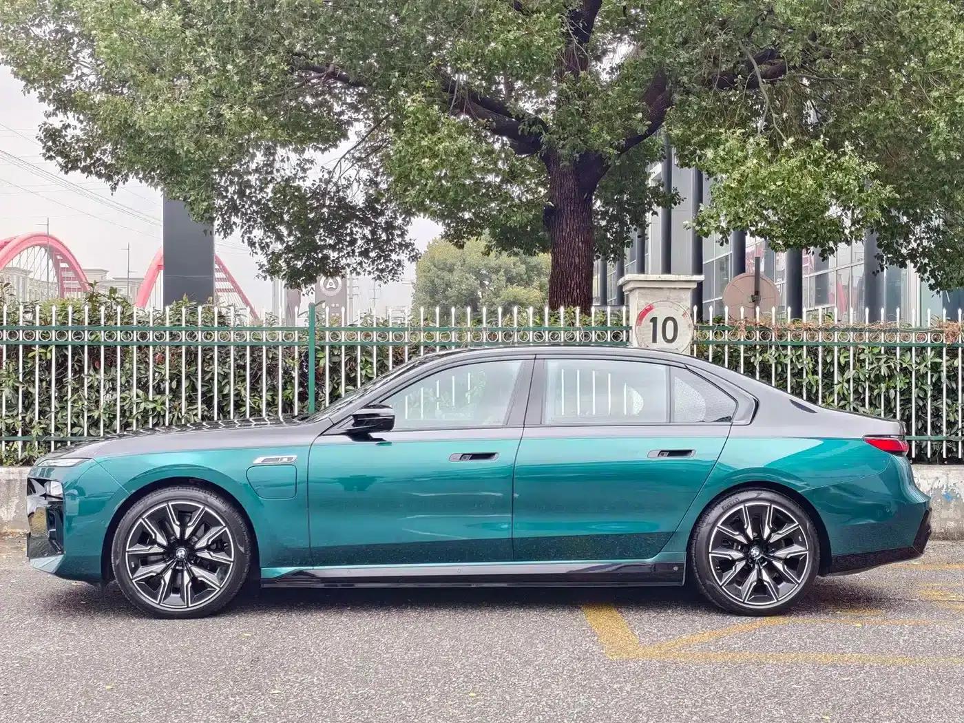 BMW i7 M70L 2023 Model — миниатюра 4