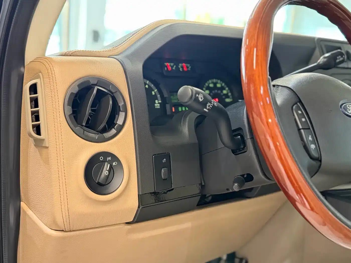 Ford E350 2011 5.4L Platinum Edition — миниатюра 11
