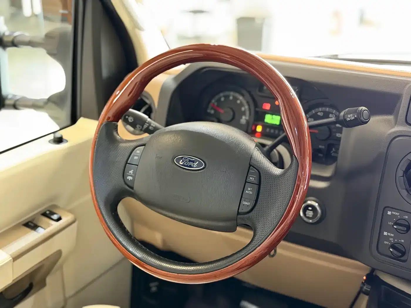 Ford E350 2011 5.4L Platinum Edition — миниатюра 13
