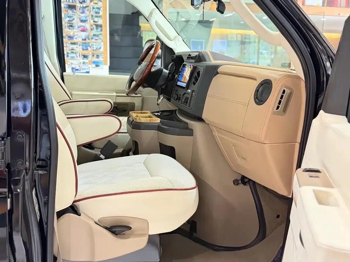Ford E350 2011 5.4L Platinum Edition — миниатюра 22