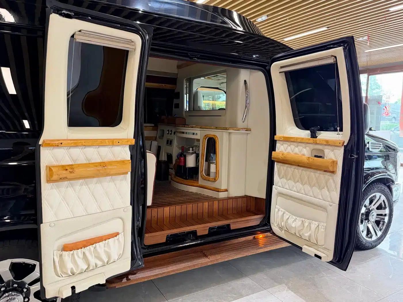 Ford E350 2011 5.4L Platinum Edition — миниатюра 24