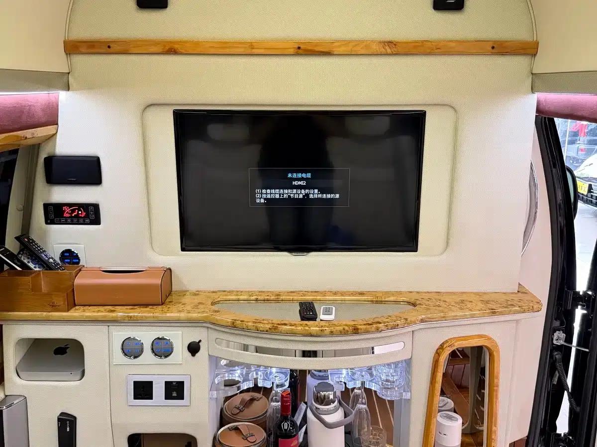 Ford E350 2011 5.4L Platinum Edition — миниатюра 26