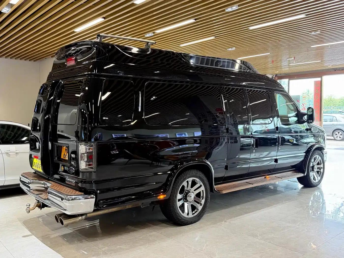 Ford E350 2011 5.4L Platinum Edition — миниатюра 4