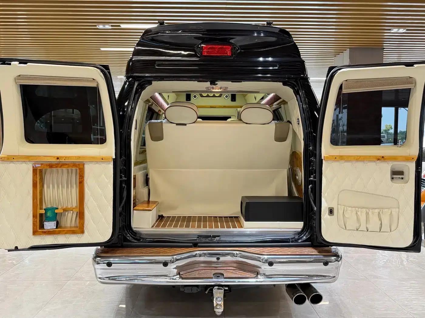 Ford E350 2011 5.4L Platinum Edition — миниатюра 32