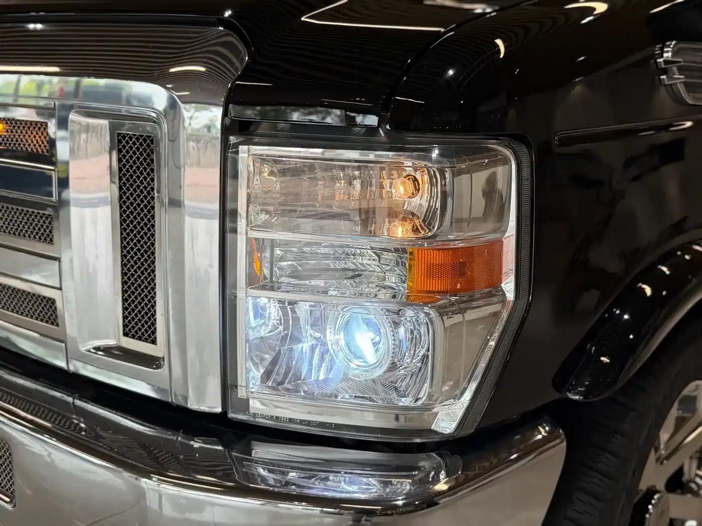 Ford E350 2011 5.4L Platinum Edition — миниатюра 7