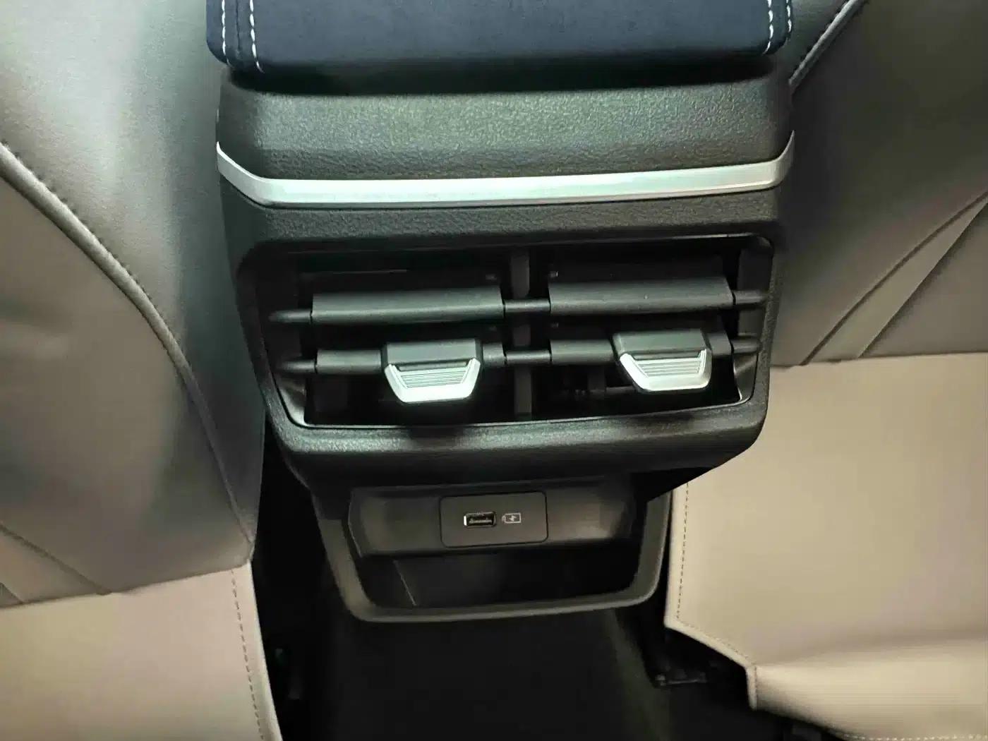 Geely Emgrand 2022 4th Generation 1.5L CVT Flagship Edition — миниатюра 11