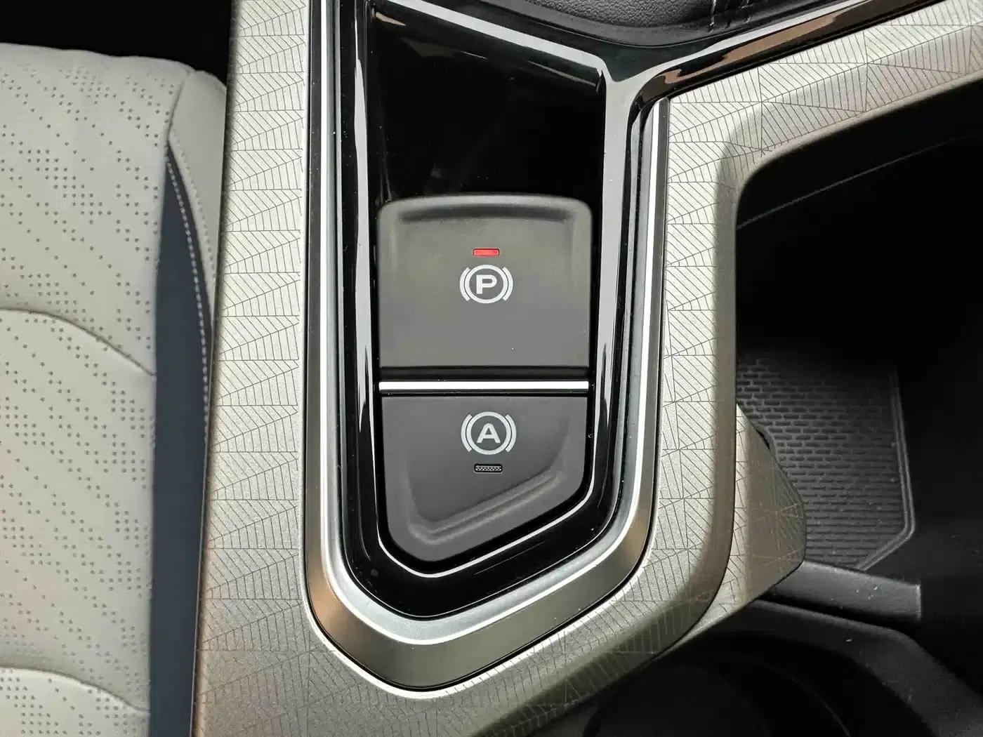 Geely Emgrand 2022 4th Generation 1.5L CVT Flagship Edition — миниатюра 15