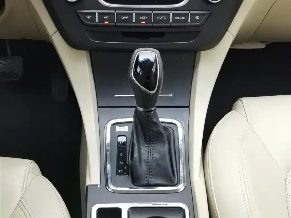 Geely Emgrand 2017 Sedan Million Edition 1.5L CVT Luxury Model — миниатюра 13
