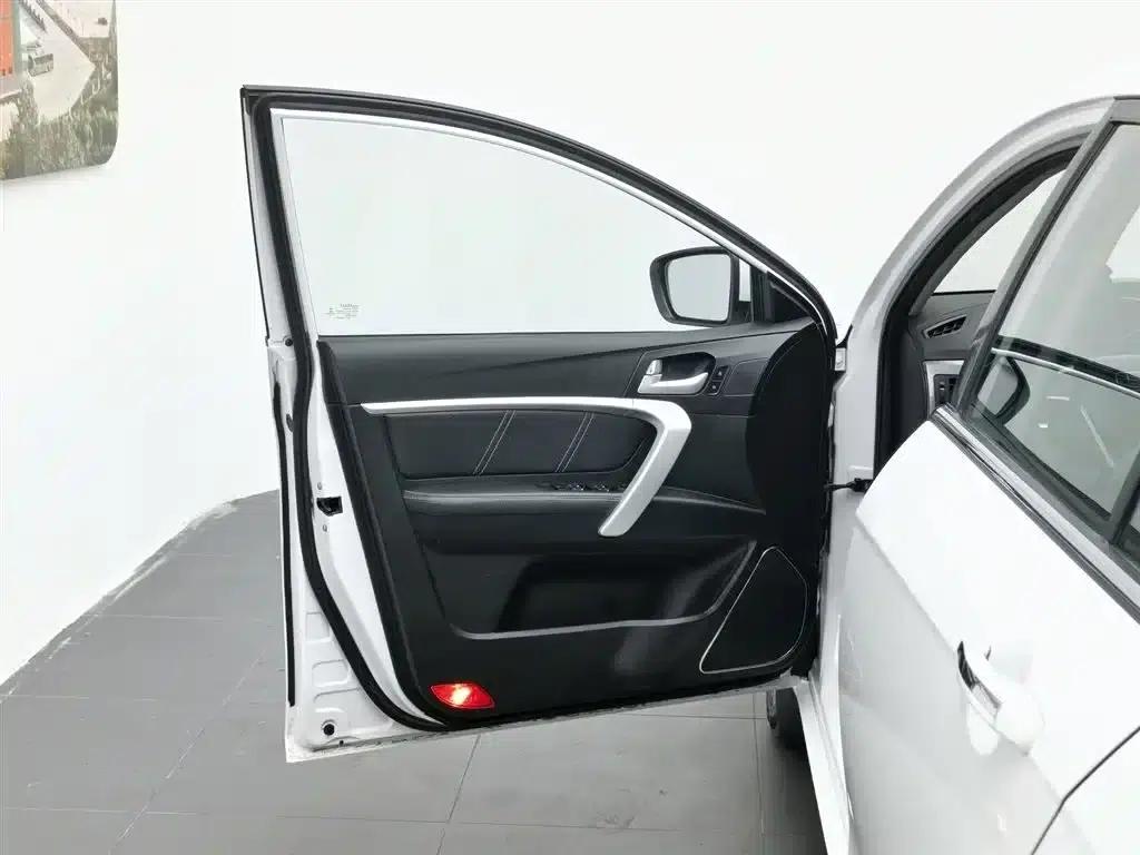 Geely Emgrand 2017 Sedan Million Edition 1.5L Manual Upward Connected Version — миниатюра 8