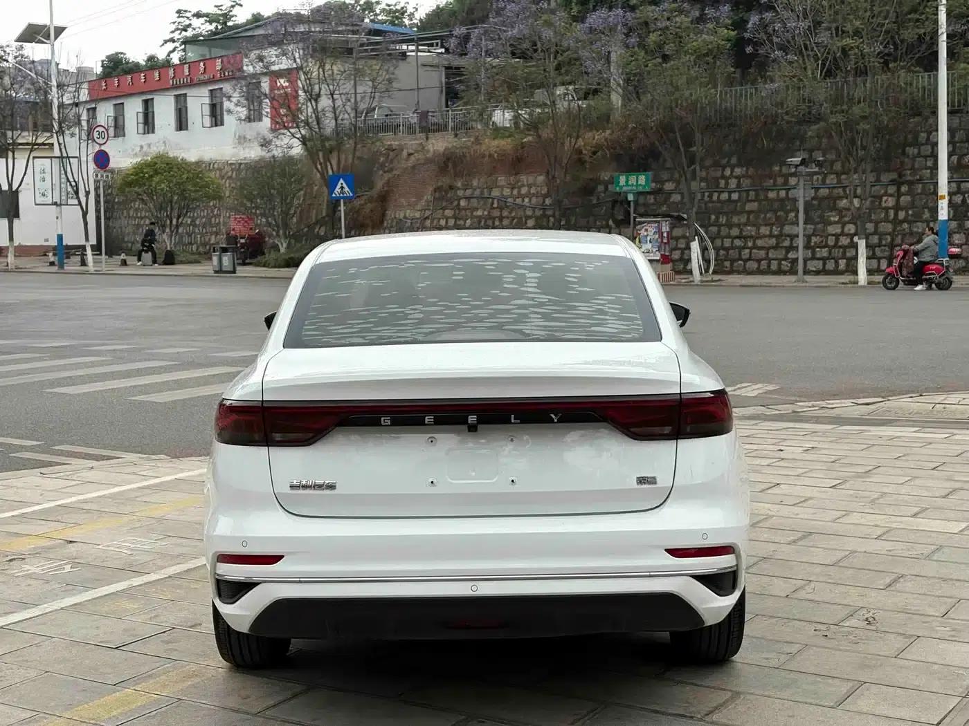 Geely Emgrand 2022 4th Generation 1.5L CVT Luxury Edition — миниатюра 12