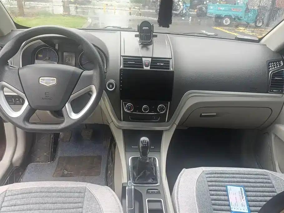 Geely Emgrand 2014 Sedan 1.5L Manual Fashion Edition — миниатюра 12