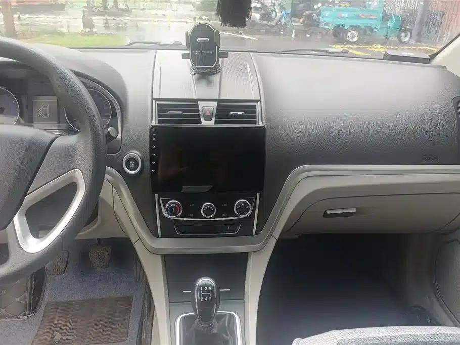 Geely Emgrand 2014 Sedan 1.5L Manual Fashion Edition — миниатюра 13