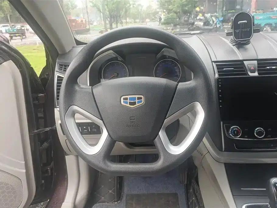 Geely Emgrand 2014 Sedan 1.5L Manual Fashion Edition — миниатюра 15
