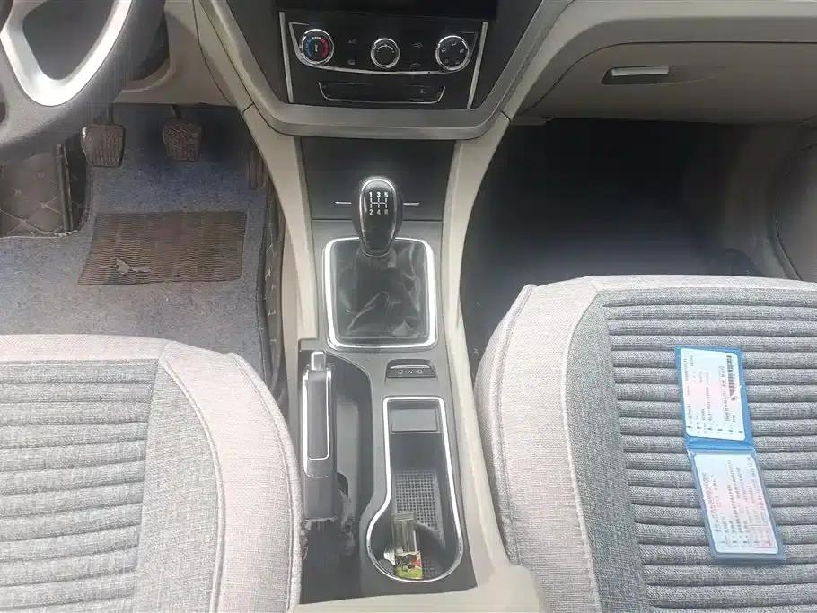 Geely Emgrand 2014 Sedan 1.5L Manual Fashion Edition — миниатюра 16