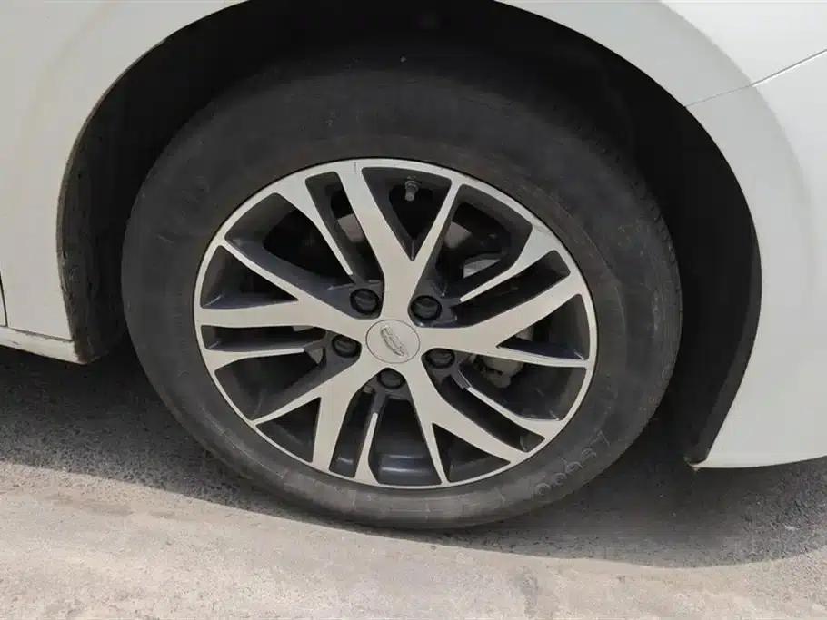 Geely Emgrand 2025 4th Generation 1.5L CVT Dragon Edition — миниатюра 6