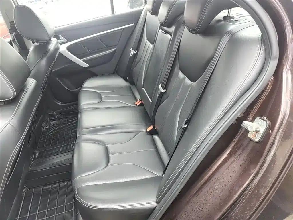 Geely Emgrand 2016 Sedan 1.3T CVT Upgrade Edition — миниатюра 17