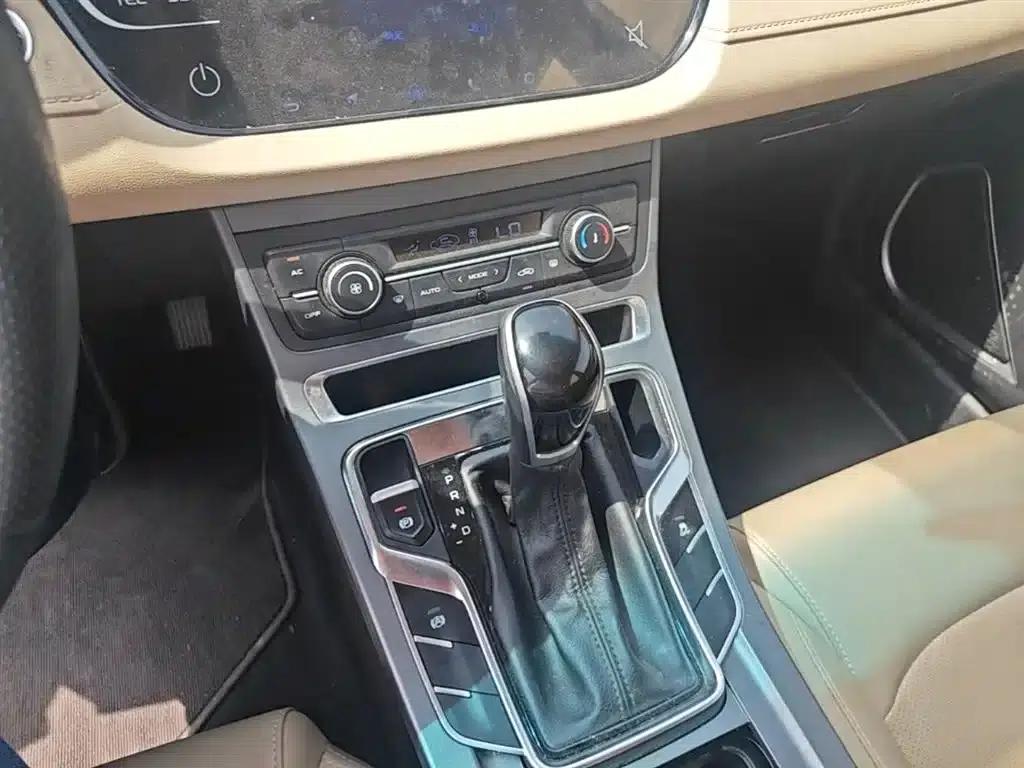 Geely Emgrand 2018 1.5L CVT Luxury Edition — миниатюра 13