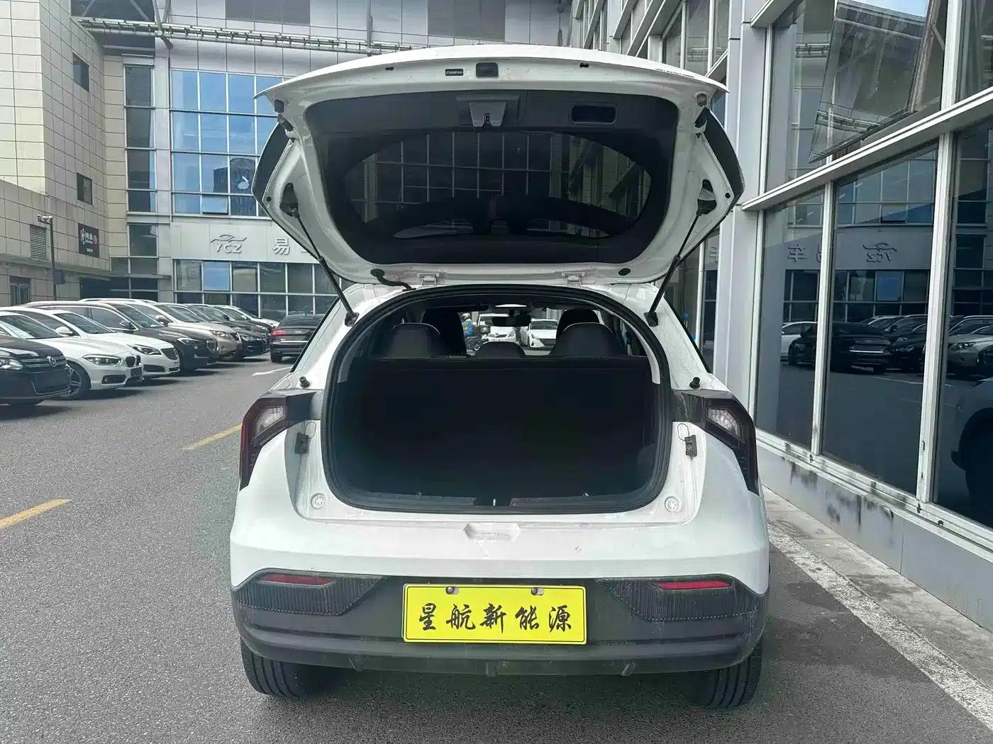 Geely Geometry E Firefly 2023 Model 320KM Happy Tiger 5-Seater — миниатюра 5