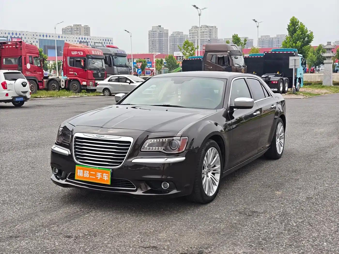 2013 Chrysler 300C Imported Model 3.6L Premium Edition — миниатюра 1