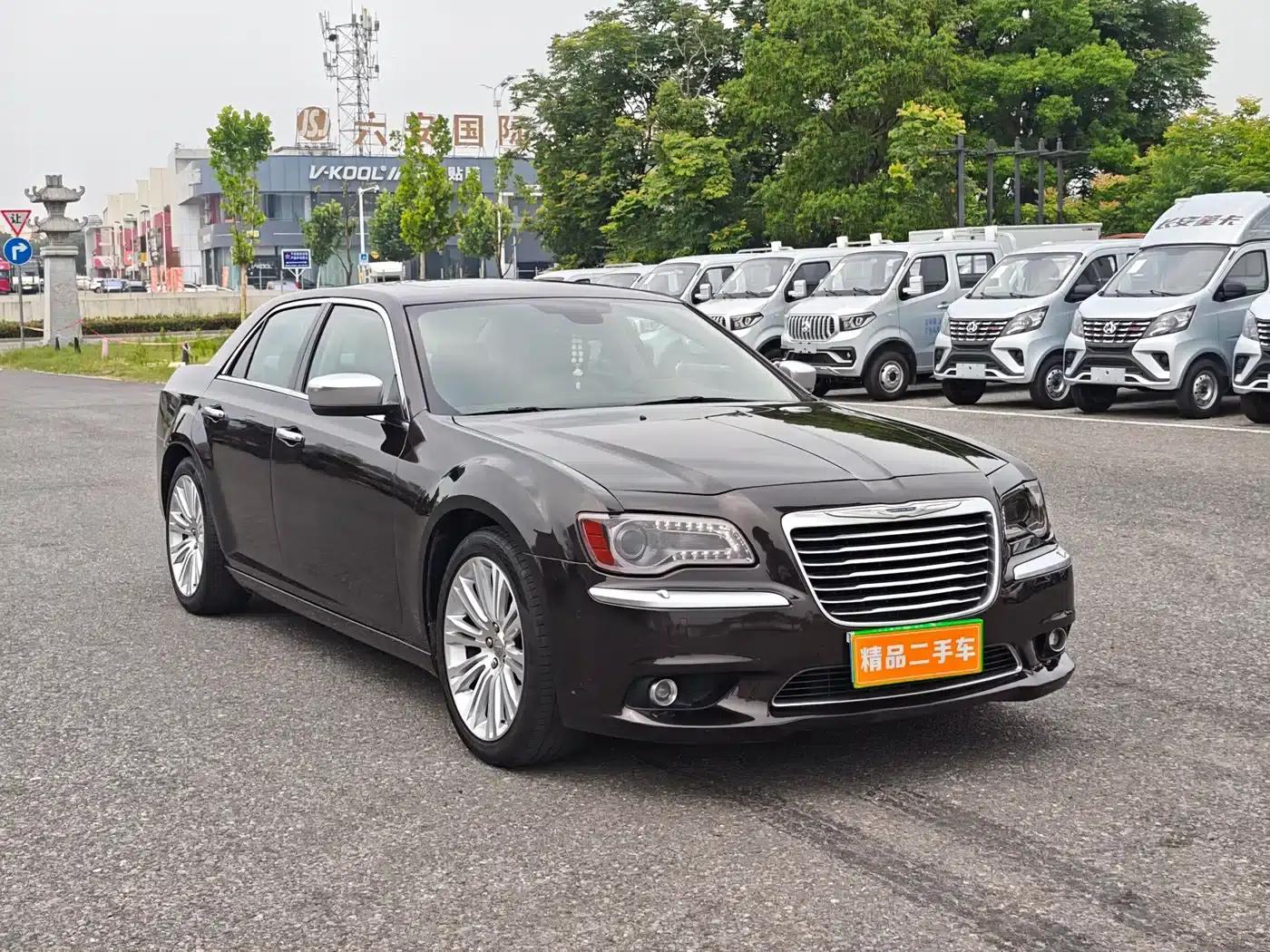 2013 Chrysler 300C Imported Model 3.6L Premium Edition — миниатюра 2