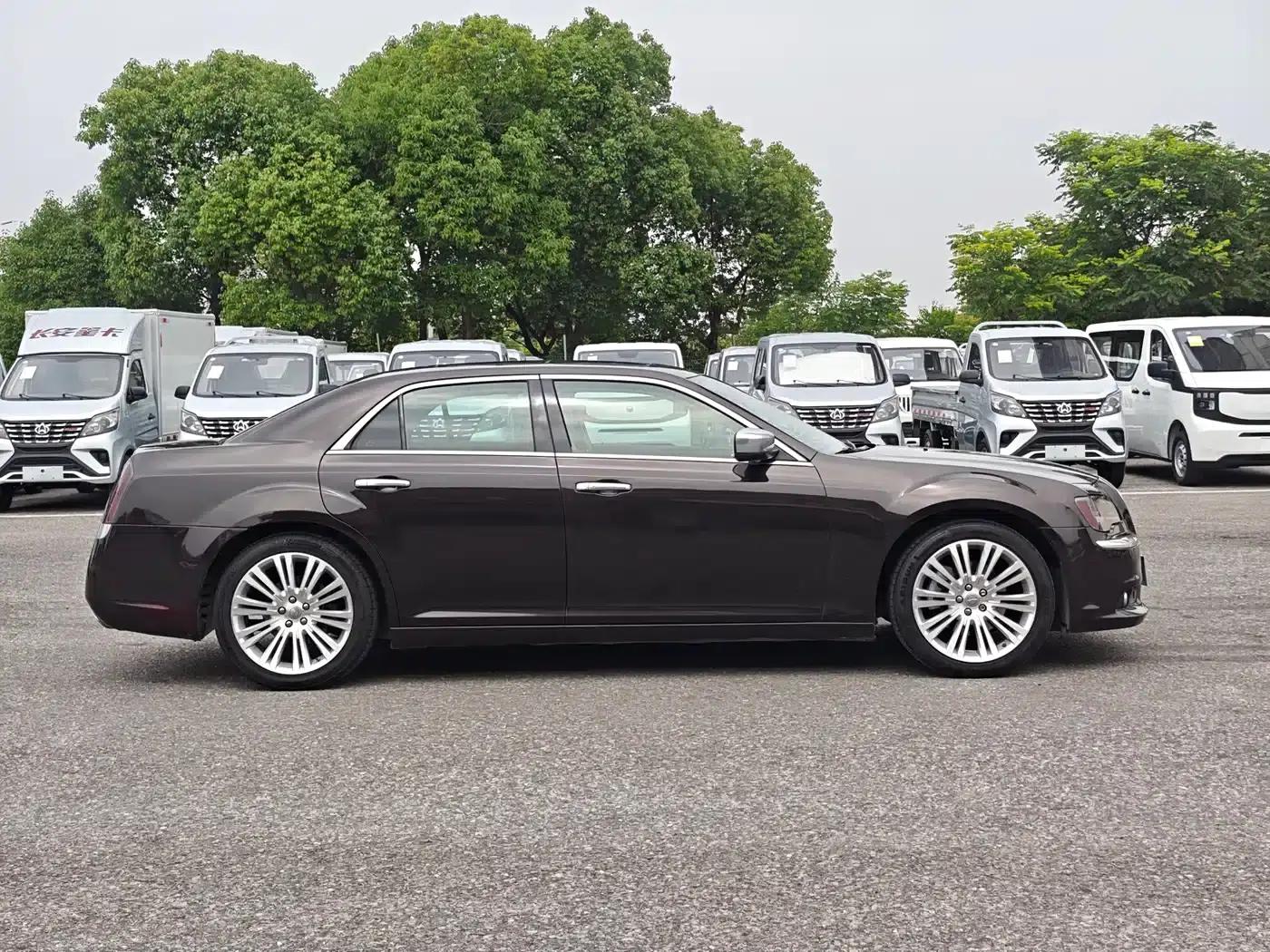 2013 Chrysler 300C Imported Model 3.6L Premium Edition — миниатюра 3