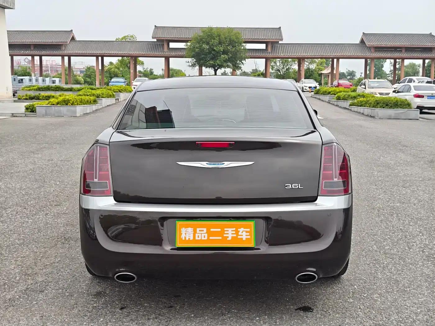 2013 Chrysler 300C Imported Model 3.6L Premium Edition — миниатюра 4