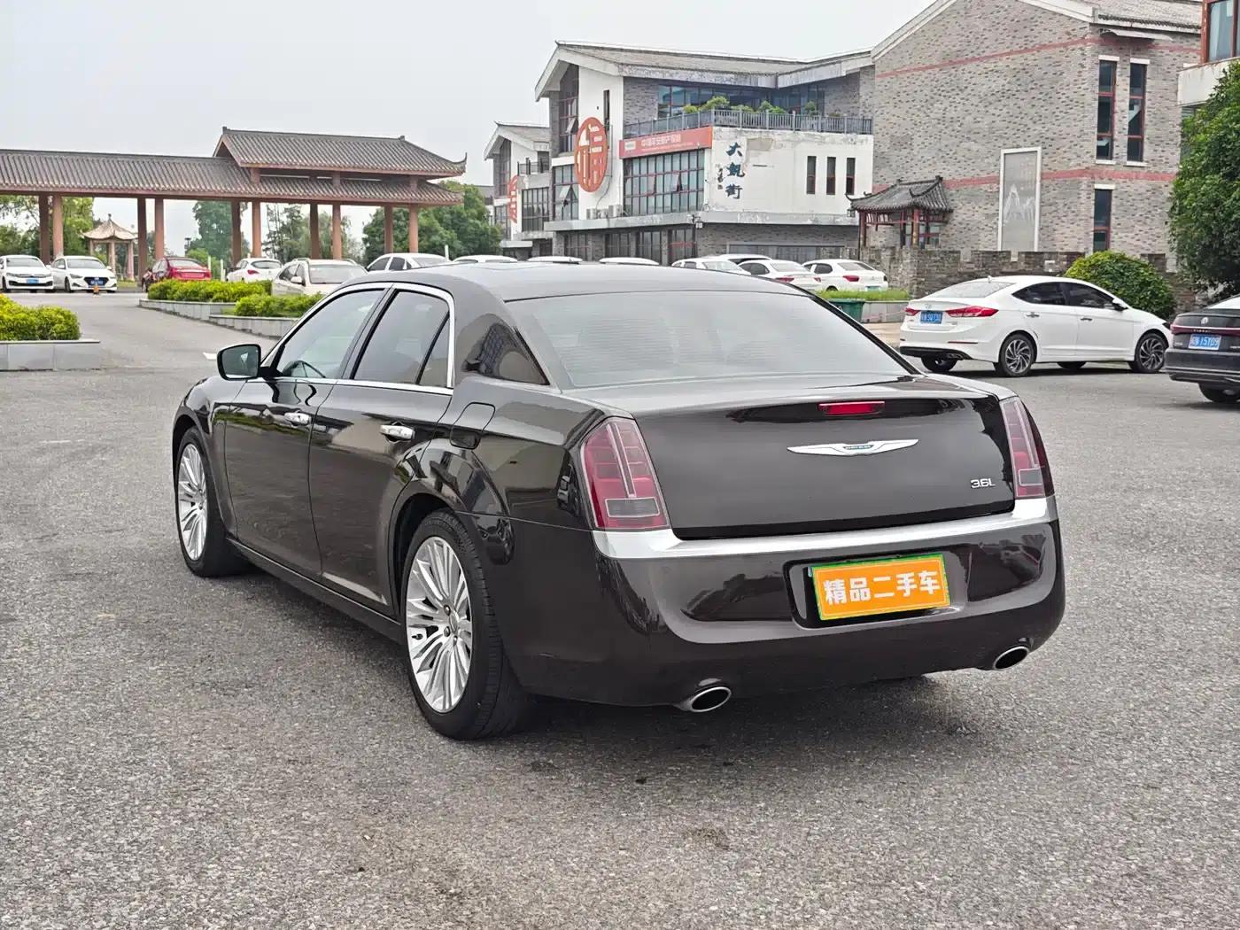 2013 Chrysler 300C Imported Model 3.6L Premium Edition — миниатюра 5
