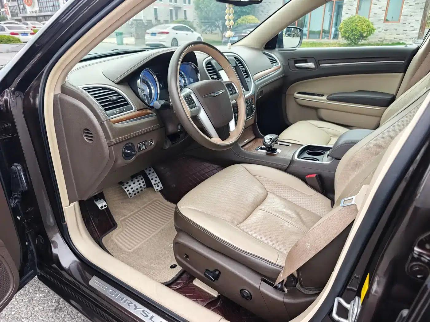 2013 Chrysler 300C Imported Model 3.6L Premium Edition — миниатюра 7