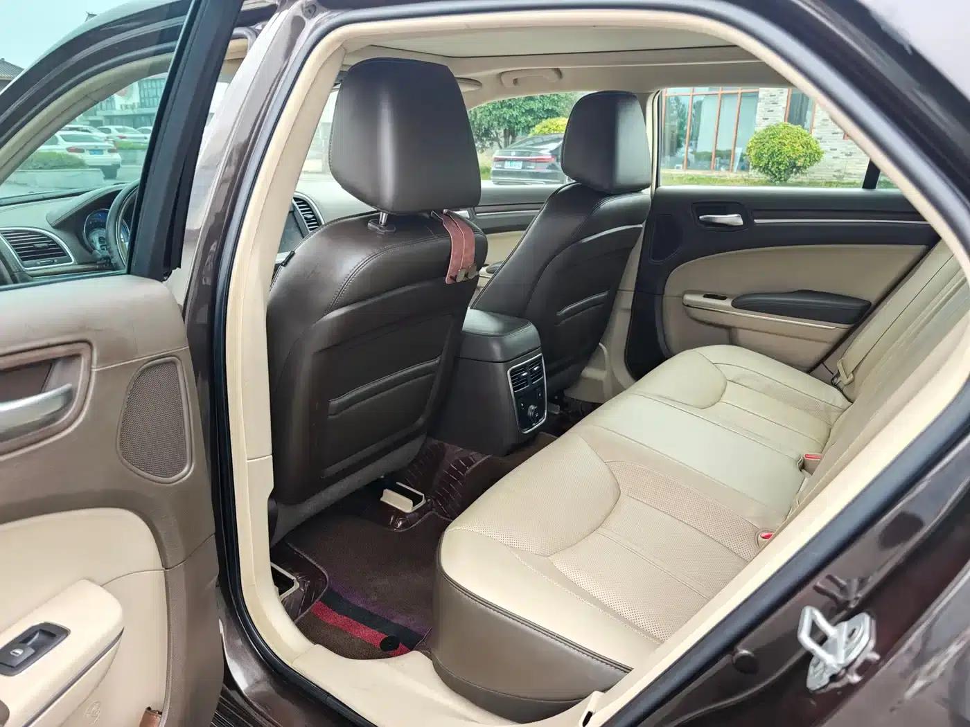 2013 Chrysler 300C Imported Model 3.6L Premium Edition — миниатюра 8