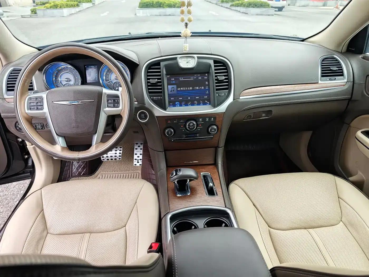 2013 Chrysler 300C Imported Model 3.6L Premium Edition — миниатюра 9