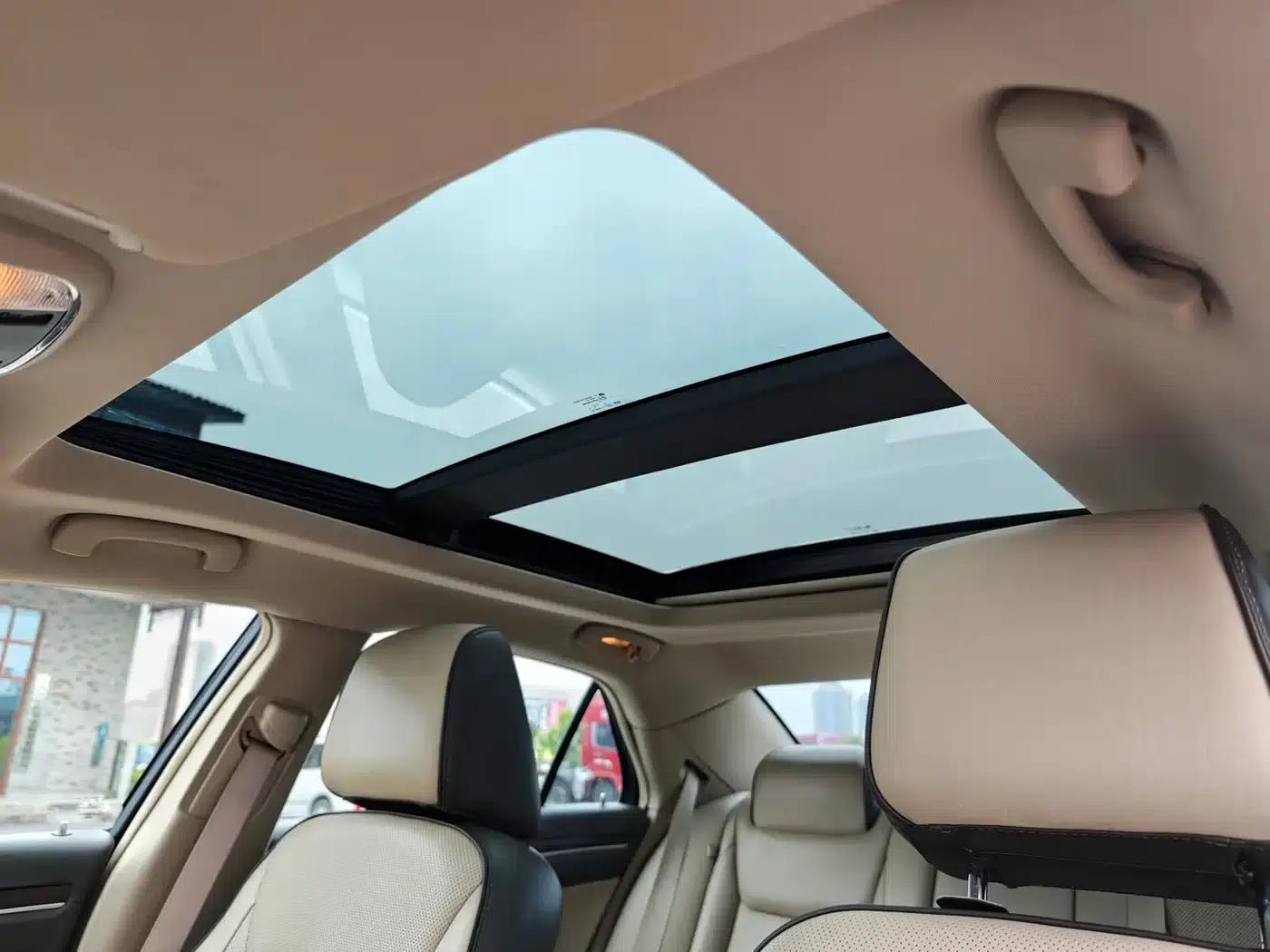 2013 Chrysler 300C Imported Model 3.6L Premium Edition — миниатюра 10