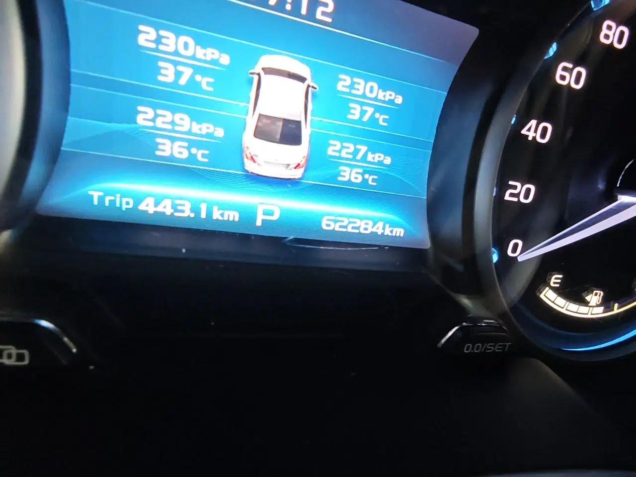 Geely Auto Emgrand 2017 Sedan Million Edition 1.5L CVT Upward Version — миниатюра 12