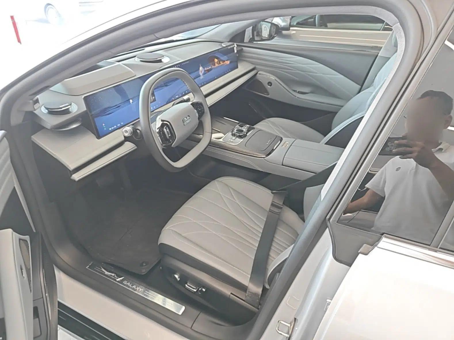 Geely Galaxy E8 2025 700 km Long-Range Intelligent Driving Version — миниатюра 17