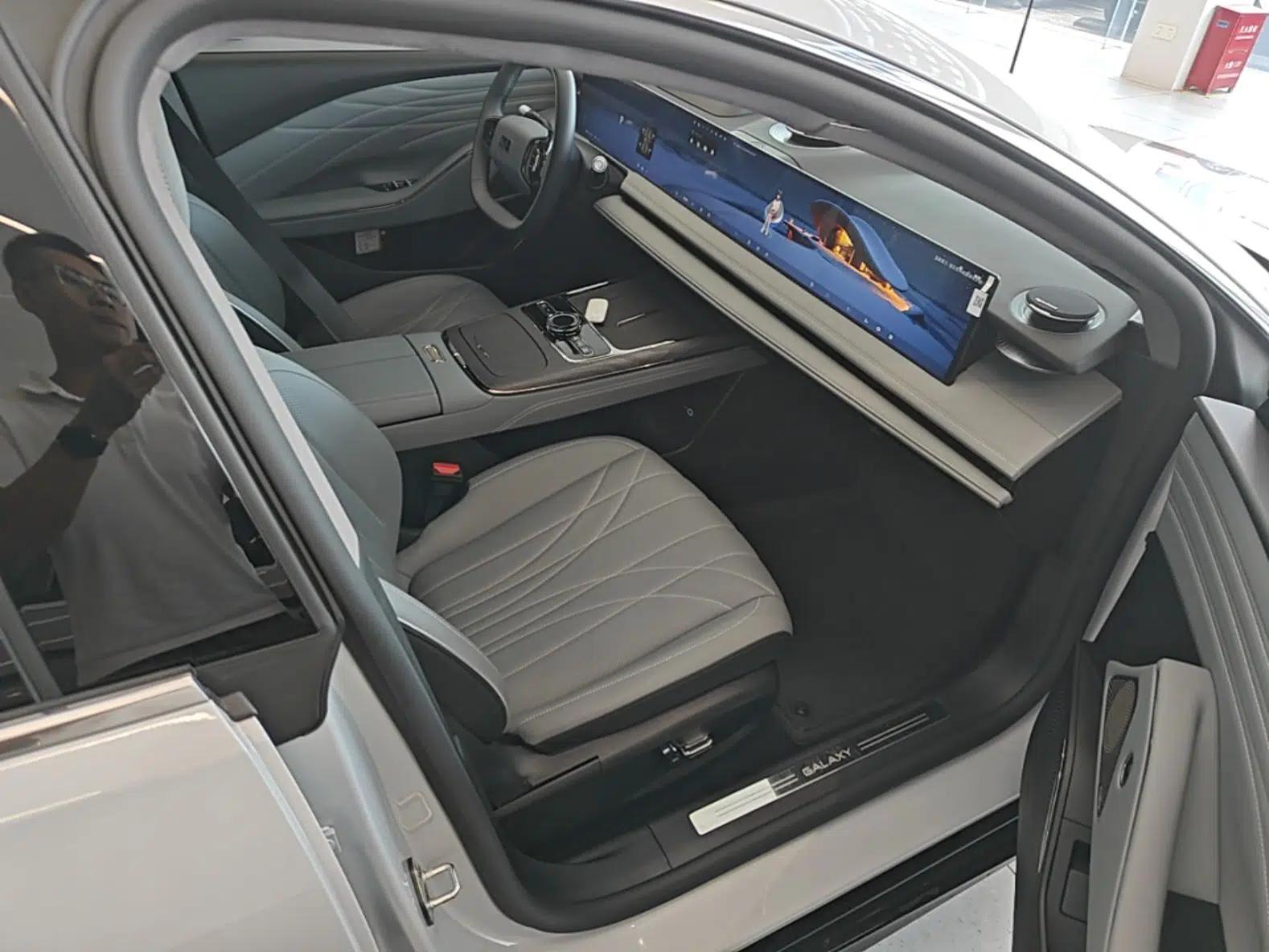 Geely Galaxy E8 2025 700 km Long-Range Intelligent Driving Version — миниатюра 19