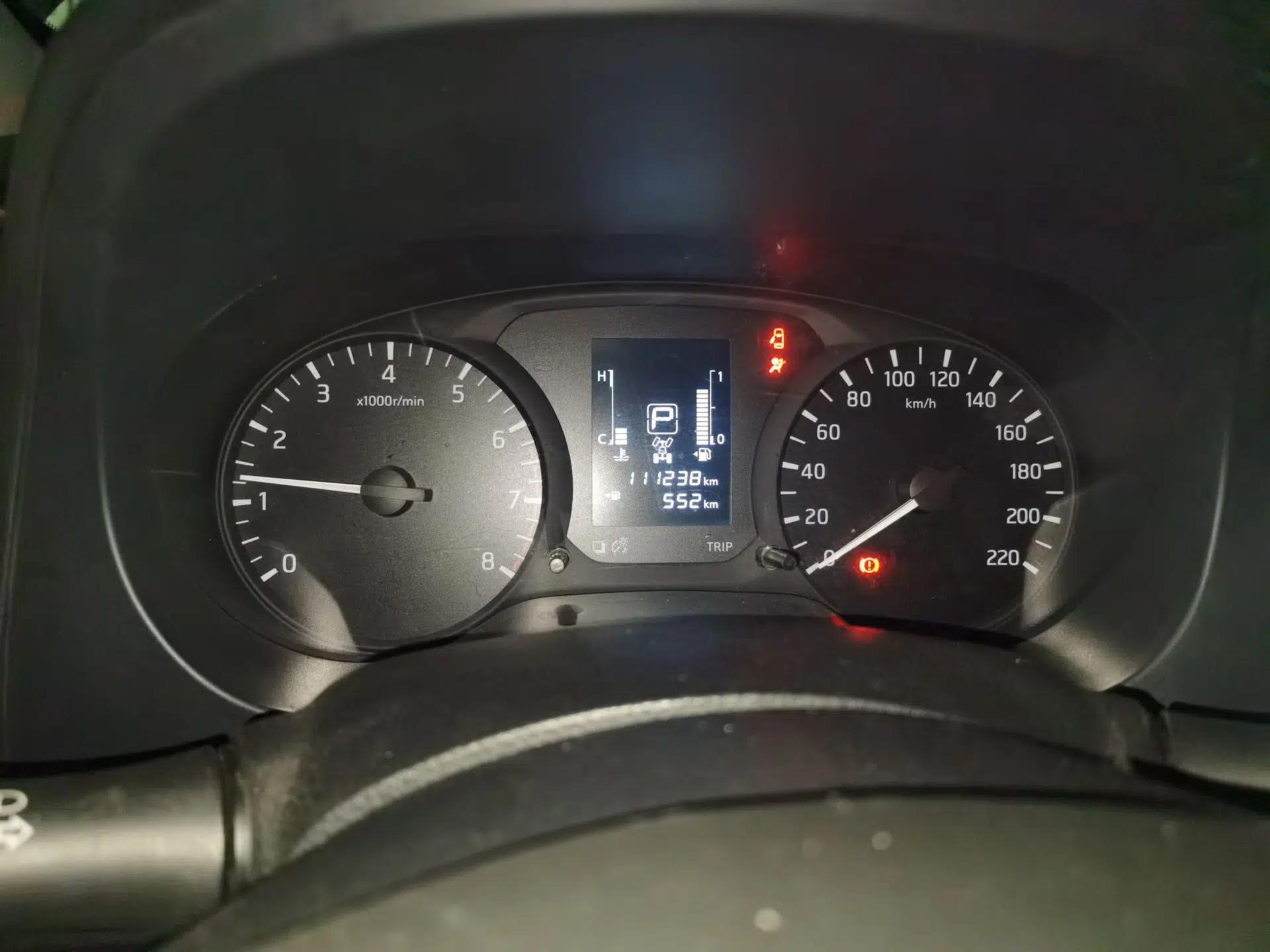 Nissan Navara 2017 2.5L Automatic 4x4 Luxury Edition QR25 — миниатюра 11