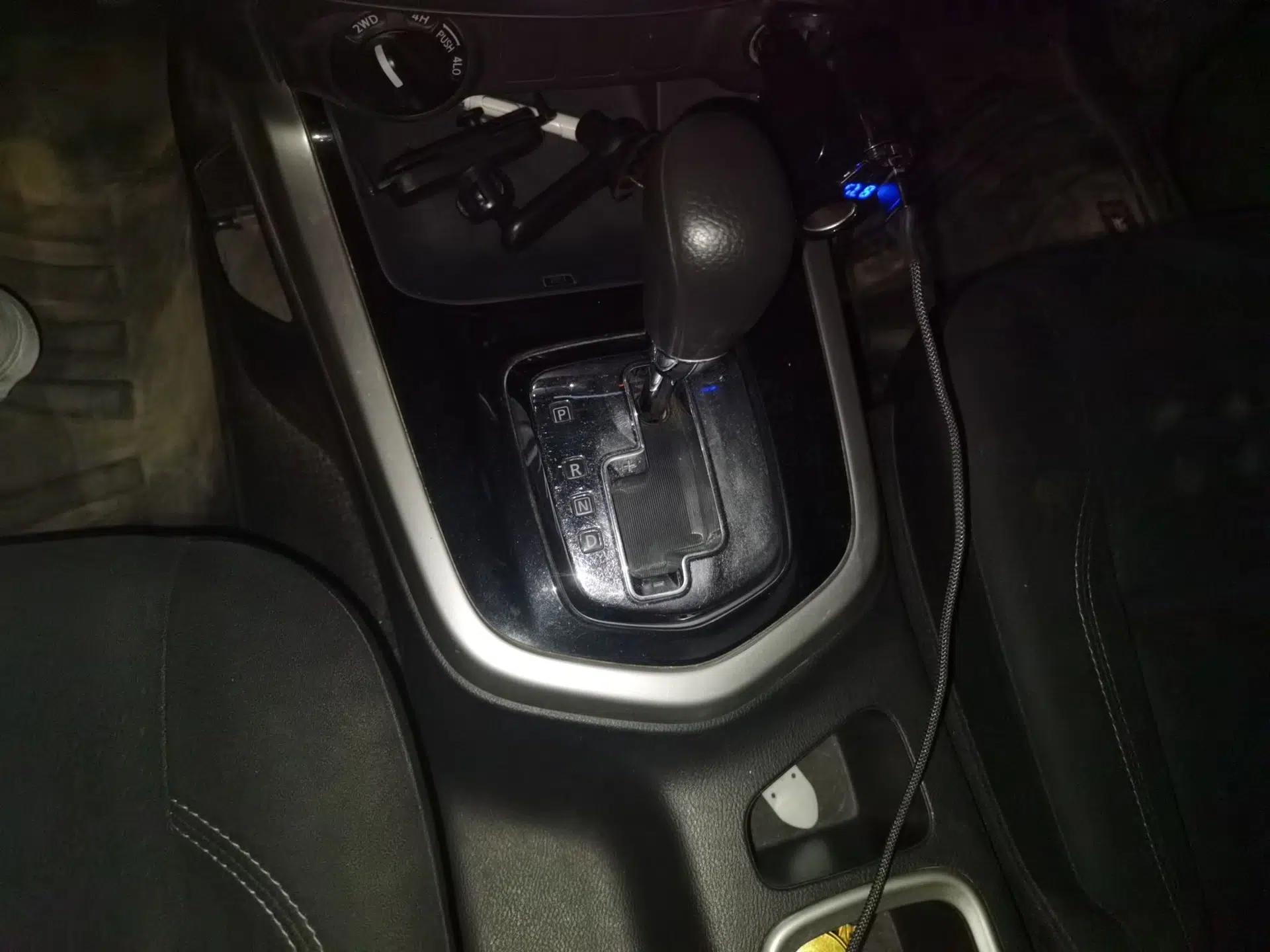 Nissan Navara 2017 2.5L Automatic 4x4 Luxury Edition QR25 — миниатюра 14