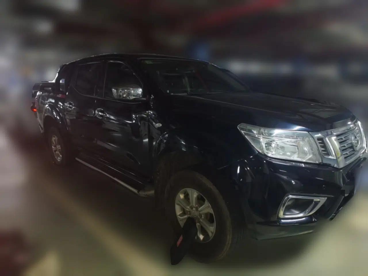 Nissan Navara 2017 2.5L Automatic 4x4 Luxury Edition QR25 — миниатюра 3