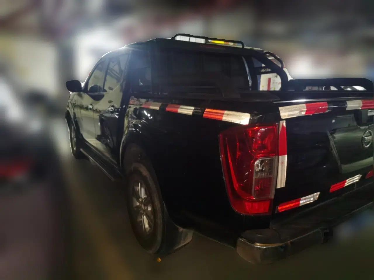 Nissan Navara 2017 2.5L Automatic 4x4 Luxury Edition QR25 — миниатюра 4
