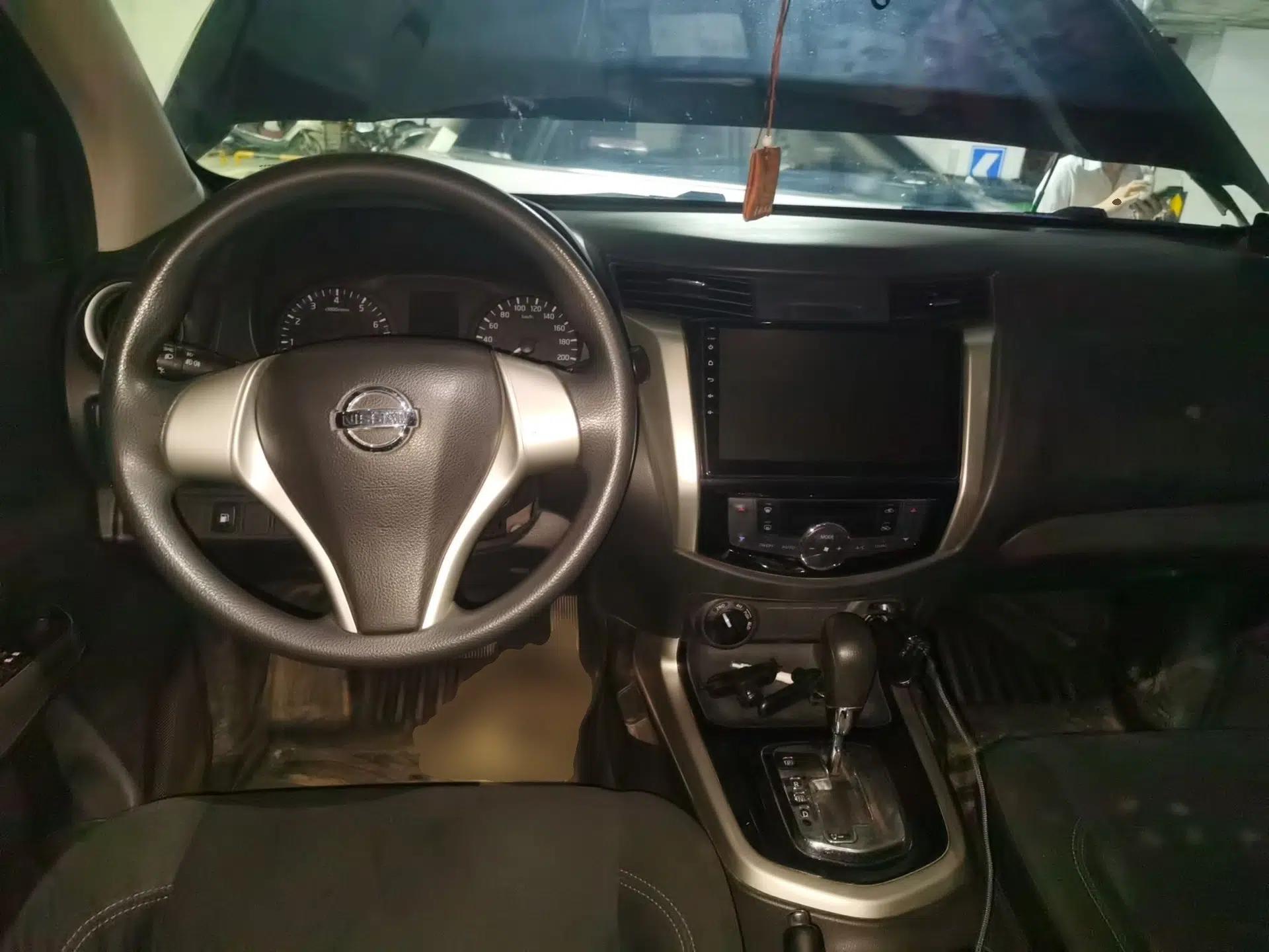Nissan Navara 2017 2.5L Automatic 4x4 Luxury Edition QR25 — миниатюра 9