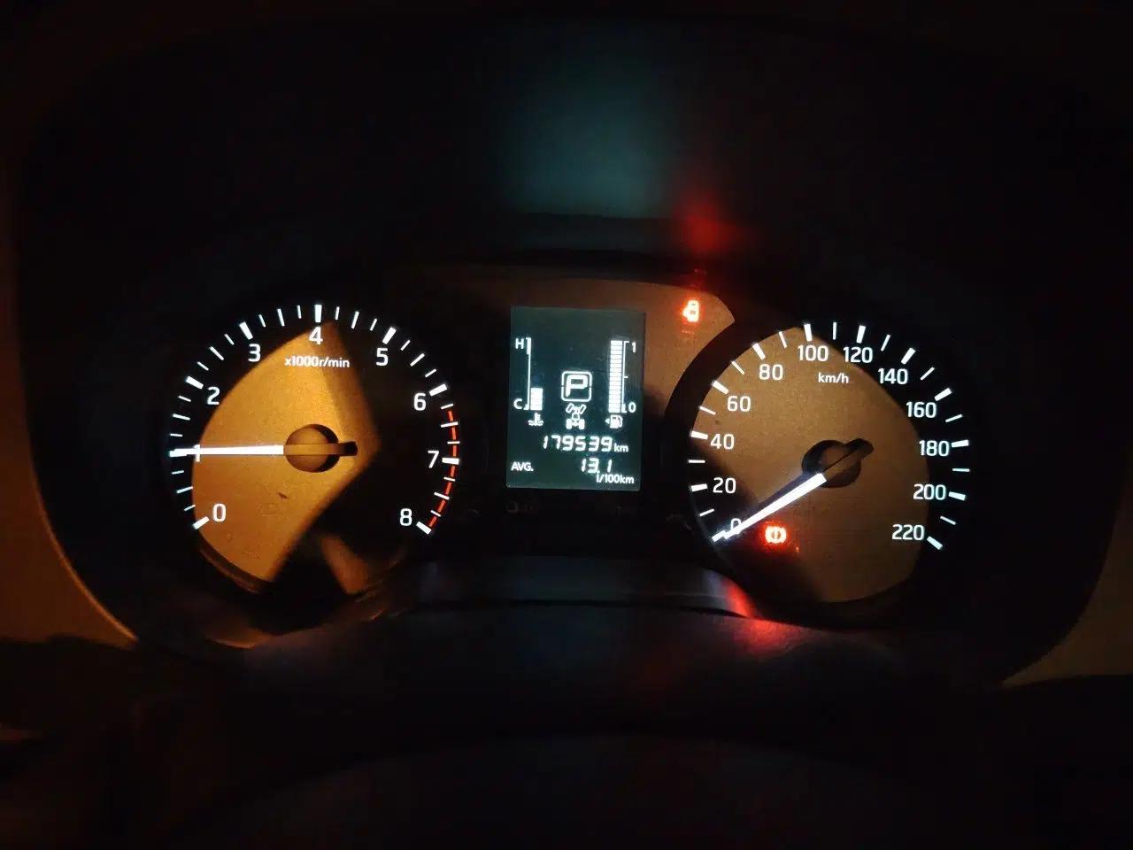 Nissan Navara 2017 2.5L Automatic 4x4 Luxury Edition QR25 — миниатюра 11