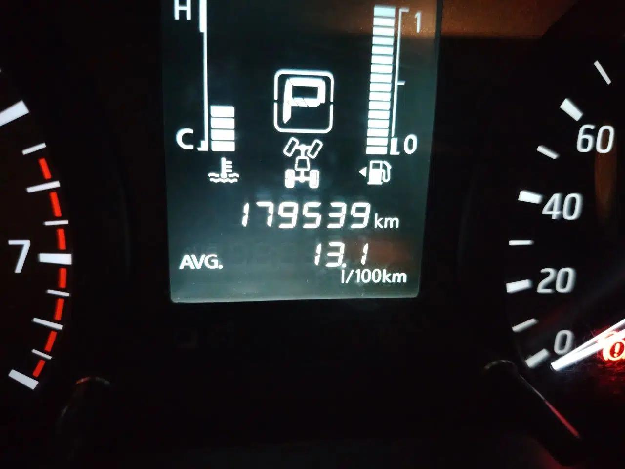 Nissan Navara 2017 2.5L Automatic 4x4 Luxury Edition QR25 — миниатюра 12