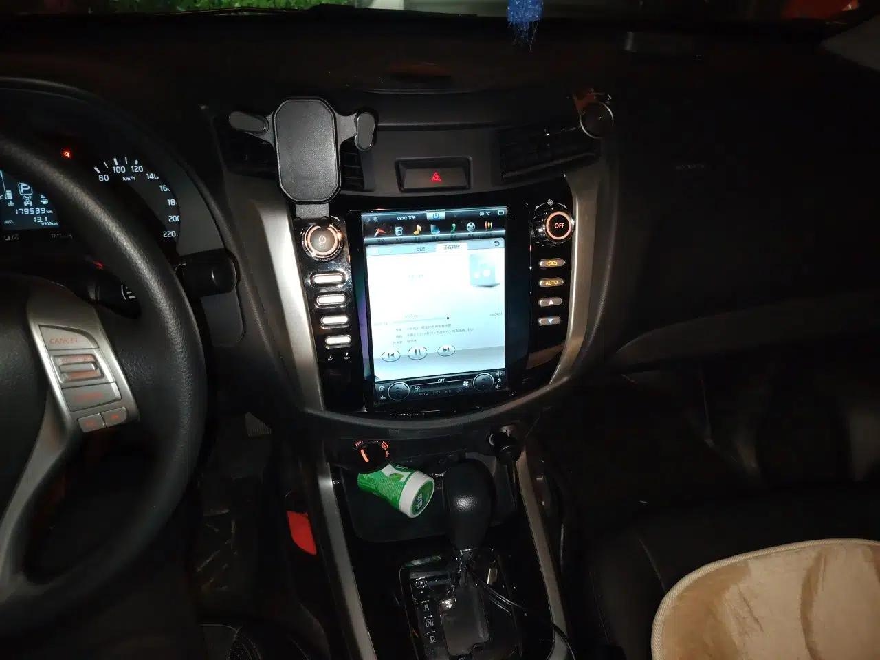 Nissan Navara 2017 2.5L Automatic 4x4 Luxury Edition QR25 — миниатюра 13
