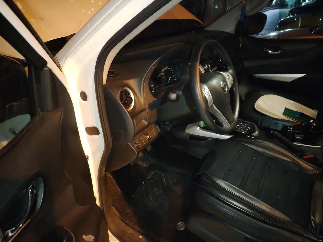 Nissan Navara 2017 2.5L Automatic 4x4 Luxury Edition QR25 — миниатюра 16