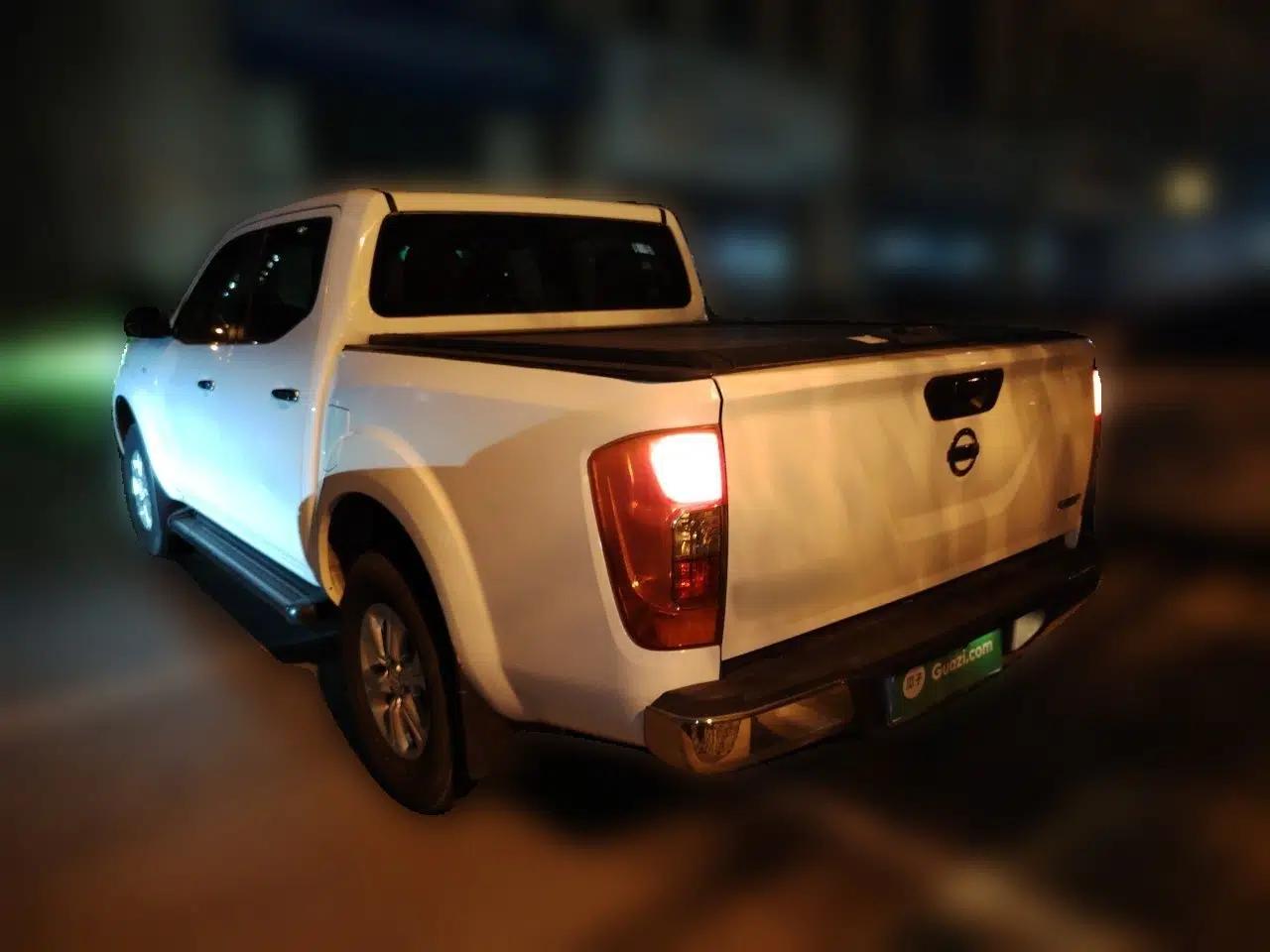 Nissan Navara 2017 2.5L Automatic 4x4 Luxury Edition QR25 — миниатюра 4