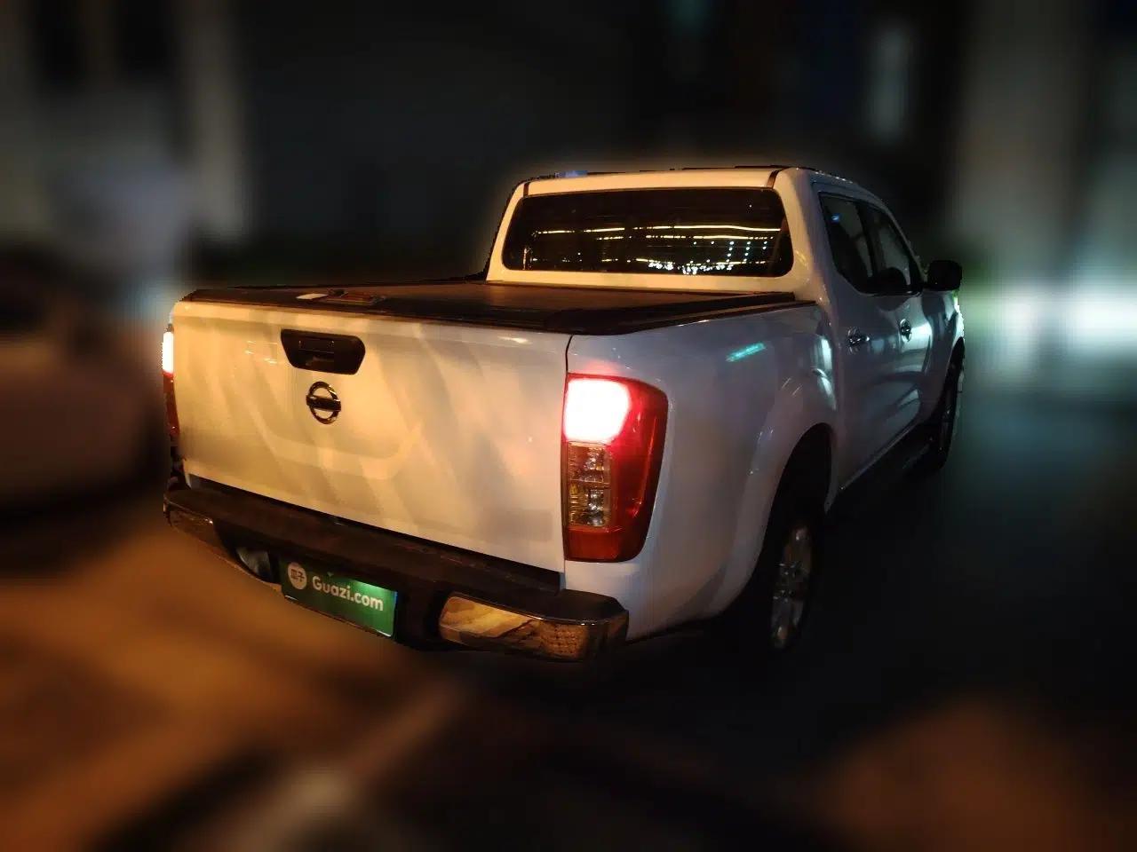 Nissan Navara 2017 2.5L Automatic 4x4 Luxury Edition QR25 — миниатюра 6