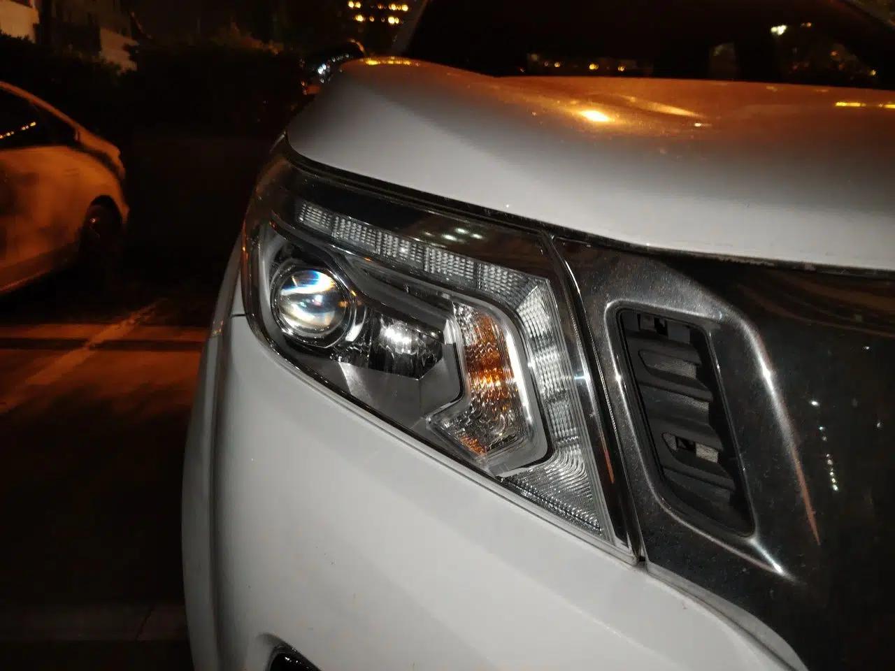 Nissan Navara 2017 2.5L Automatic 4x4 Luxury Edition QR25 — миниатюра 7
