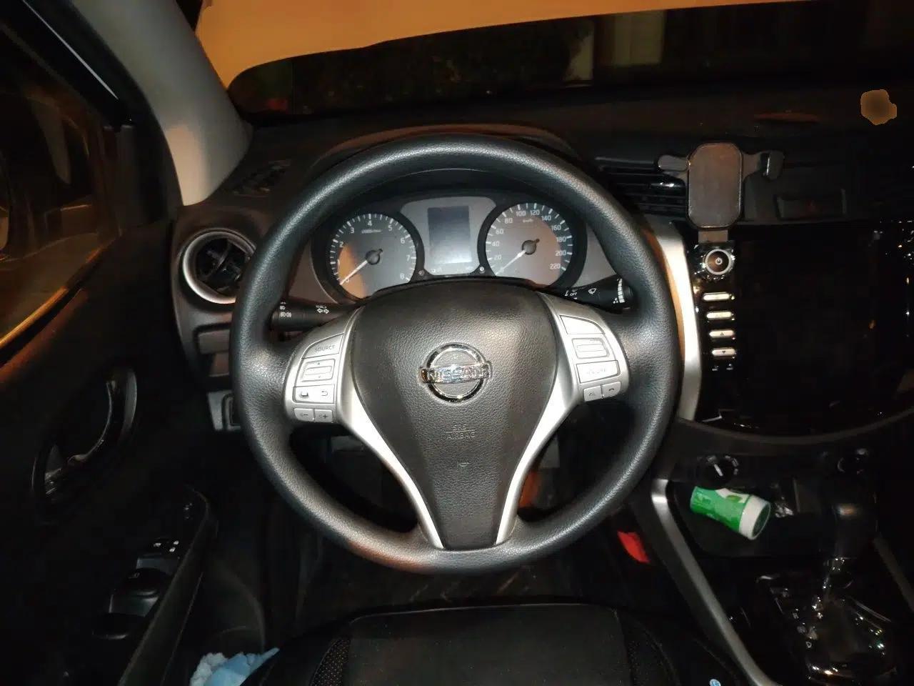 Nissan Navara 2017 2.5L Automatic 4x4 Luxury Edition QR25 — миниатюра 10