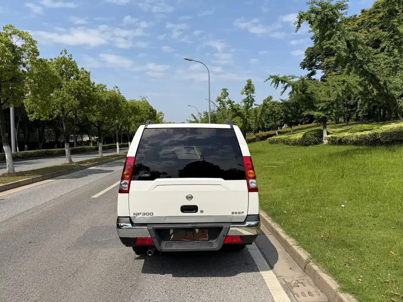 2013 Nissan ZN Van 2.4L 2WD Luxury 5-Seater — миниатюра 6