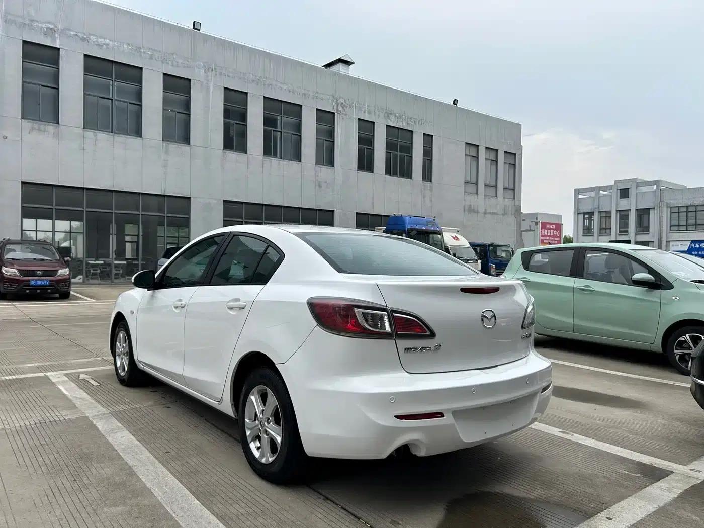 Mazda 3 Axela 2011 Sedan 1.6L Manual Comfort — миниатюра 5